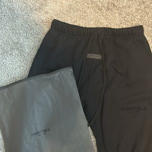 FEAR OF GOD ESSENTIALS SWEATS (BLACK)